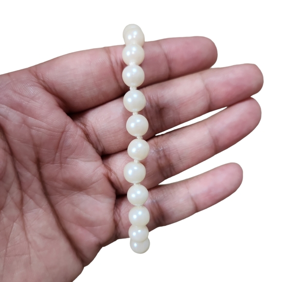 Vintage Gold Toned Clasp Strand of Pearls Necklace - Picture 2 of 3